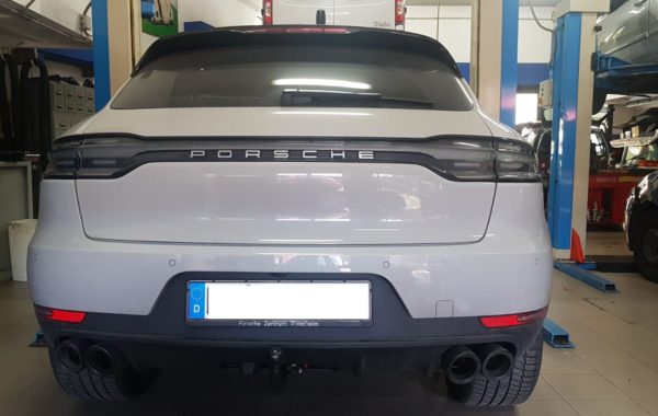 Installazione gancio estraibile verticale Westfalia su Porsche Macan