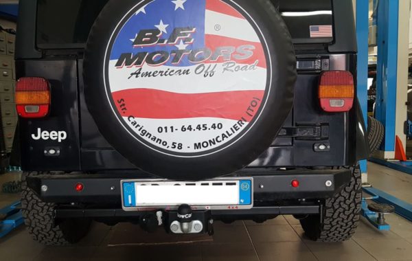 Gancio traino fisso Aragon installato su Jeep Wrangler