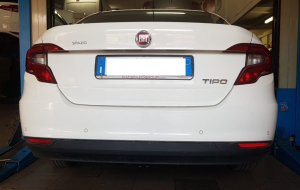 Gancio traino estraibile orizzontale Brink Ellebi montato su Fiat Tipo