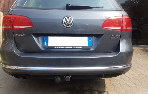 Gancio traino estraibile Orizzontale ARAGON montato su Volkswagen Passat