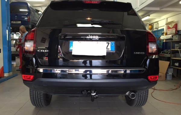 Gancio traino ELLEBI estraibile BMA montato su Jeep Compass