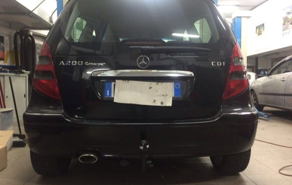 Gancio traino estraibile Ellebi montato su Mercedes Classe A