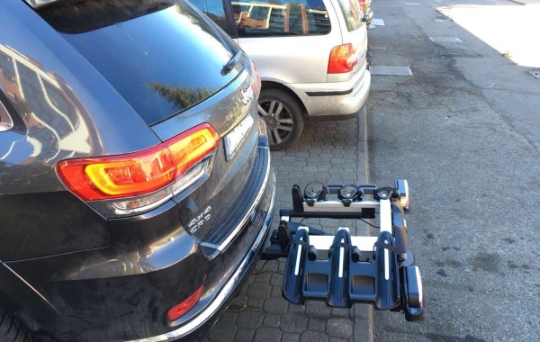 Gancio traino estraibile Ellebi con porta bici montato su Jeep Grand Cherokee 13-
