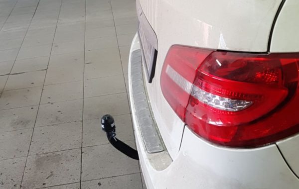 Gancio traino estraibile Brink Ellebi montato su Mercedes Classe B180