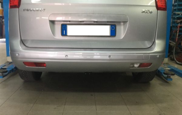 Gancio traino estraibile Brink Ellebi montato su Peugeot 5008