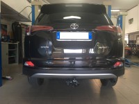 Gancio  traino estraibile Ellebi montato su Toyota Rav 4
