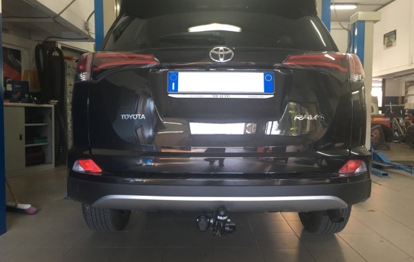Gancio  traino estraibile Ellebi montato su Toyota Rav 4