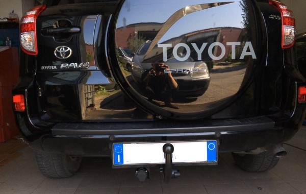 Gancio traino estraibile Ellebi montato su Toyota Rav 4