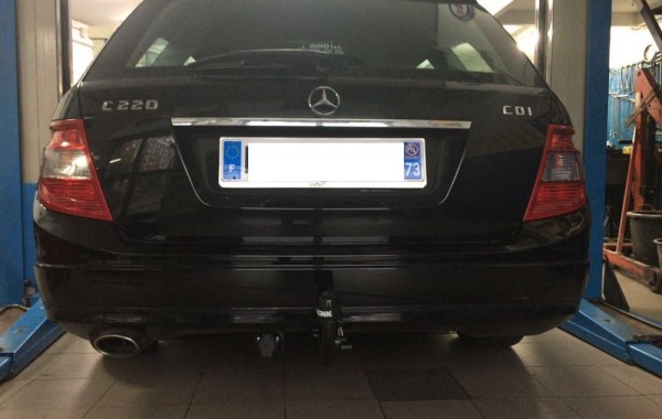 Gancio traino Brink Ellebi estraibile montato su Mercedes C 220