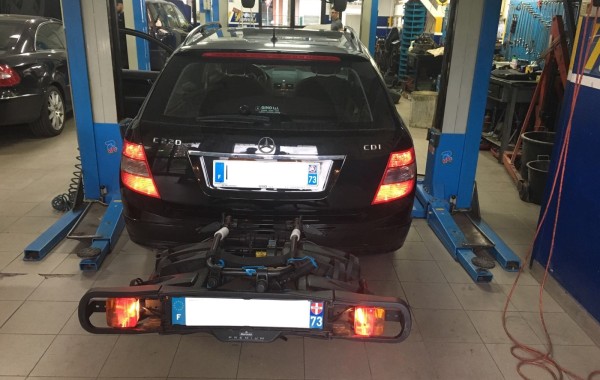 Gancio traino Brink Ellebi con portabici montato su Mercedes C220