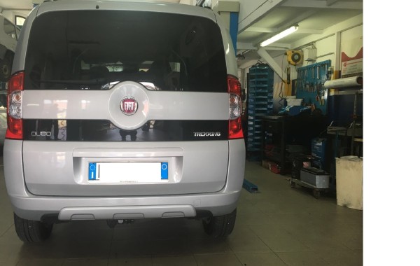 Gancio traino estraibile Brink Ellebi montato su Fiat Qubo