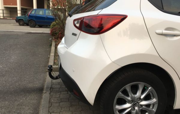 Gancio traino estraibile Brink Ellebi montato su Mazda 2