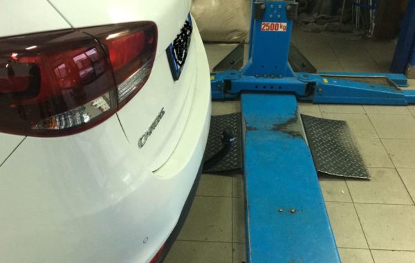 Gancio traino Brink Ellebi montato su Kia Carens