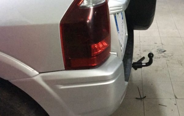 Gancio traino estraibile Aragon montato su Nissan Pajero