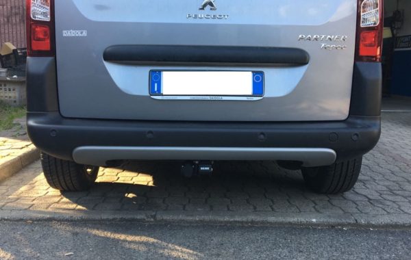 Gancio estraibile Brink Ellebi montato su Peugeot Partner