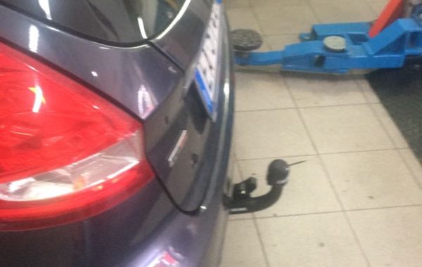 Gancio traino estraibile Brink Ellebi montato su Ford Fiesta