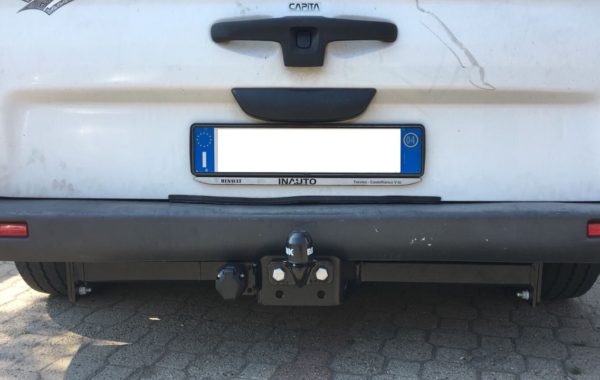 Gancio traino fisso Brink Ellebi montato su Renault Trafic