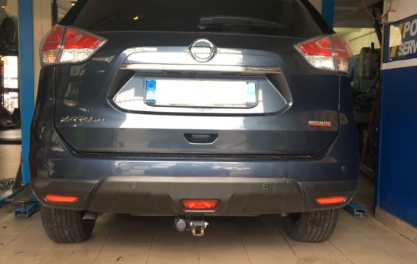 Gancio traino estraibile montato su Nissan X Trail
