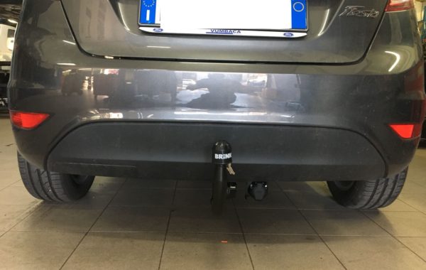 Gancio traino estraibile verticale BMU montato su Ford Fiesta