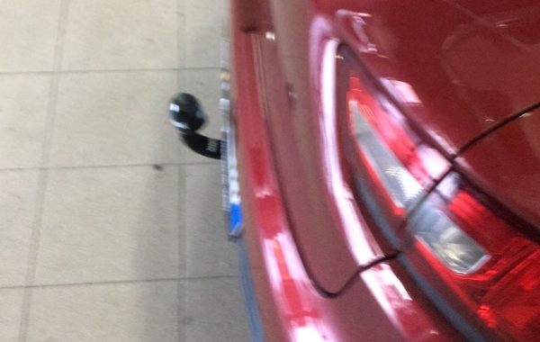 Gancio traino fisso Brink Ellebi montato su Renault Clio