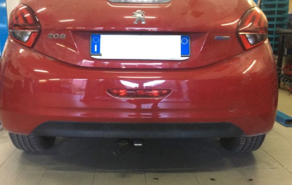 Gancio traino estraibile Brink Ellebi montato su Peugeot 208