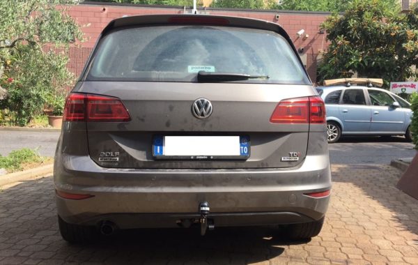 Gancio traino estraibile Brink Ellebi montato su Volkswagen Golf