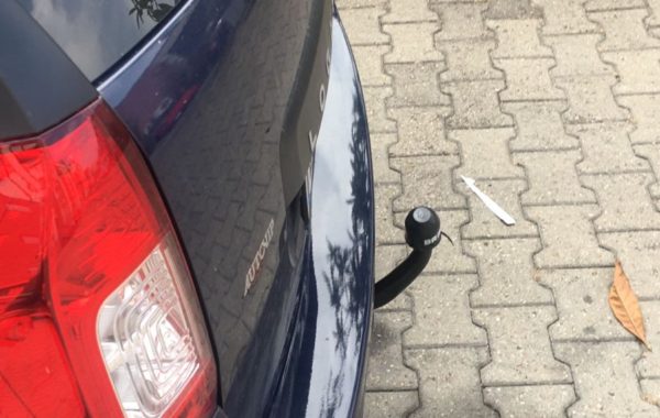 Gancio traino estraibile Brink Ellebi montato su Dacia Logan