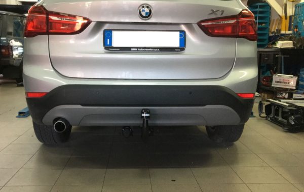 Gancio traino estraibile verticale Brink Ellebi montato su BMW X1 S DRIVE