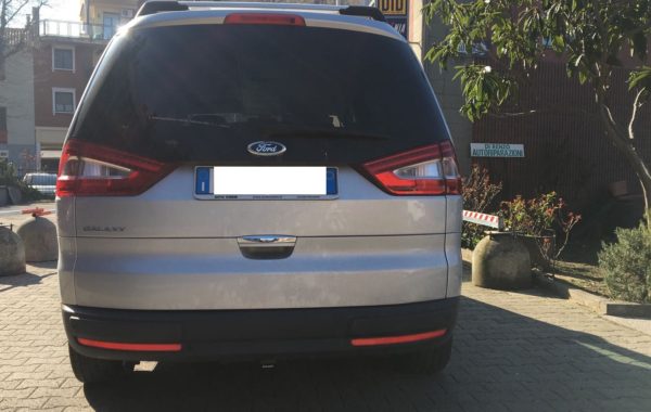 Gancio traino estraibile Brink Ellebi montato su Ford Galxy 7 posti