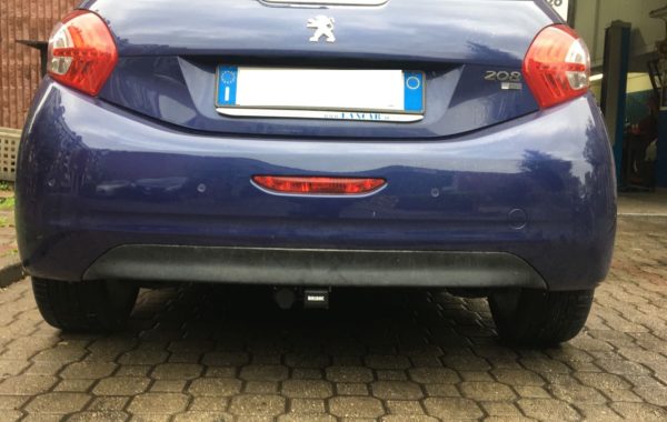 Gancio traino estraibile  Brink Ellebi montato su Peugeot 208