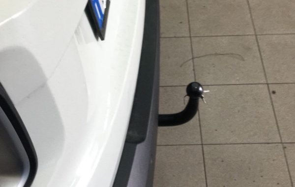 Gancio traino estraibile  Brink Ellebi montato su Jeep Renegade