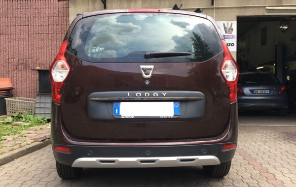 Gancio traino estraibile Brink Ellebi montato su Dacia Lodgy