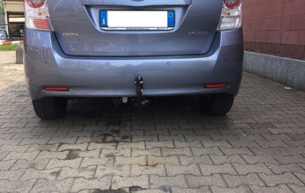 Gancio estraibile orizzontale Brink Ellebi montato su Toyota Verso