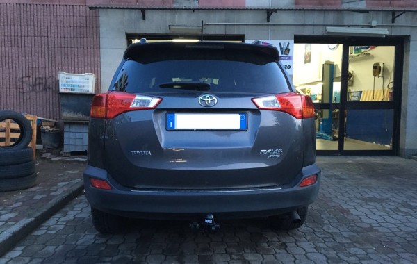 Gancio traino estraibile Ellebi montato su Toyota Rav 4