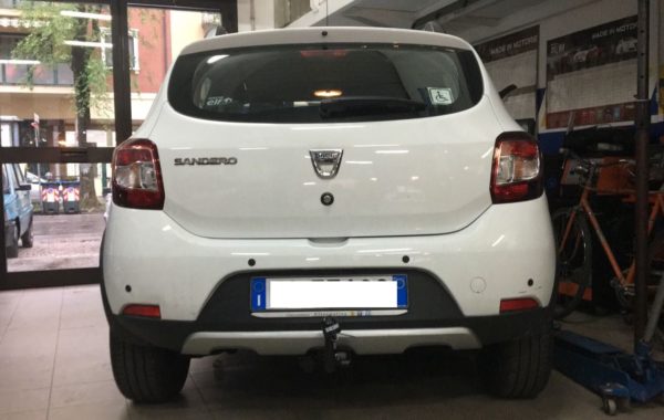 Gancio traino estraibile Brink Ellebi montato su DACIA SANDERO