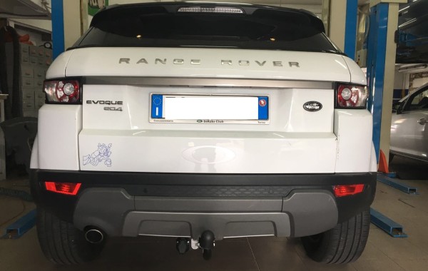 Gancio traino fisso Umbra montato su Land Rover Evoque