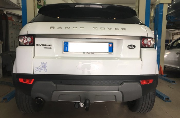 Gancio traino fisso Umbra montato su Land Rover Evoque